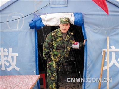 2010年4月，尹磊在玉树抗震救灾中。