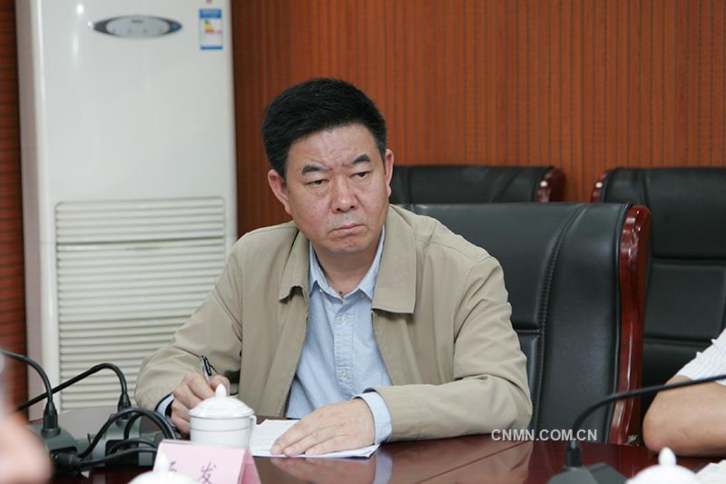 新任职的云锡控股公司党委委员、党委常委、工会主席候选人汤发作表态发言。