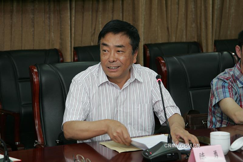 云南省国资委企业领导人员管理处陈勇处长宣布省国资委党委的任职文件。