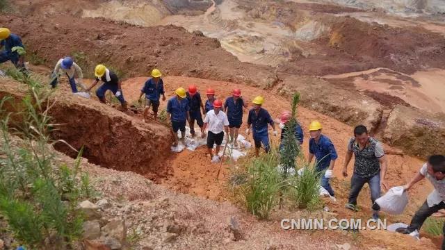 7月11日上午8时，城门山铜矿临湖露采北边坡突然出现管涌险情。管涌导致14米平台背水边坡流泥垮塌，形成近10m3塌落空洞，且险情点与外湖水位仅距10余米，形势十分严峻。