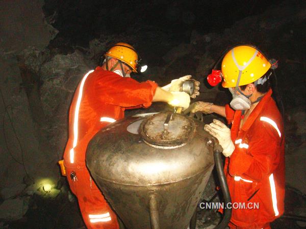 截至8月22日，铜陵有色冬瓜山铜矿冬瓜山矿段粒状装药使用量突破400吨，完成孔径76毫米中孔采矿90万吨。图为两名爆破工在冬瓜山铜矿井下负800米42线6号采场检查装药器的压力表，保证当天4.08吨炸药安全输送到采场顶板上的钻孔内。