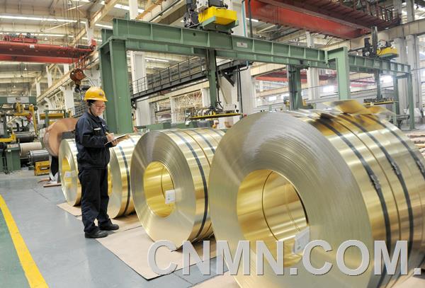 今年1至7月份，中铝洛阳铜业有限公司造币合金产量同比增长4倍多，成品率同比提高了17.88个百分点，实现了质和量的“双突破”。中铝洛铜坚持以效益为中心，加大结构调整力度，紧紧抓住造币合金市场需求旺盛的机遇，积极打通生产瓶颈，实现该产品加工全流程质量的大幅提升，并创造了今年以来连续三个月的高产纪录，成为国内造币行业的主要供货厂家，其生产的产品成为洛铜市场开发的一张“名片”。图为洛铜员工在统计造币带数量。