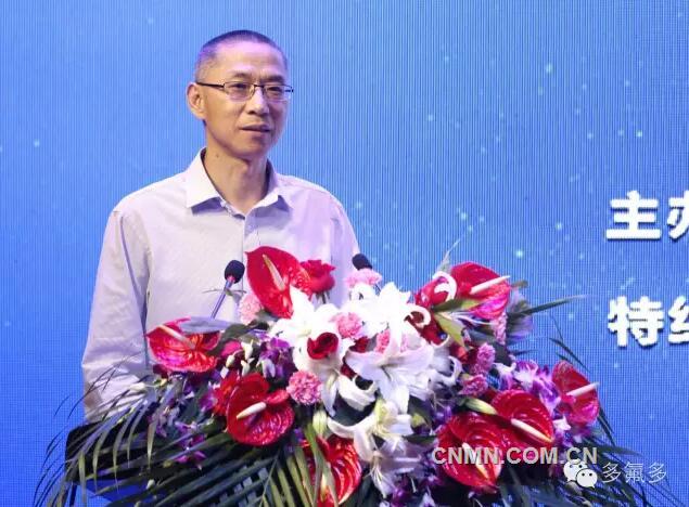 图为多氟多总经理侯红军主持会议