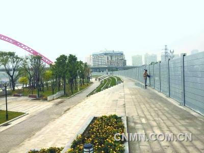流通巷汉江边武汉市首段拼装式防洪墙长218米。