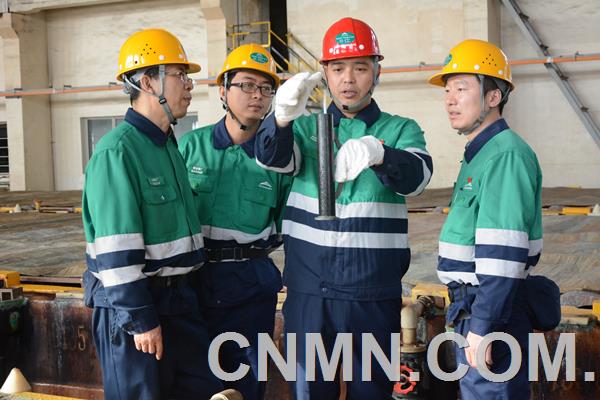 今年以来，金川集团股份有限公司铜冶炼厂引入以关注改革的立足点、成本的盈亏点和经济效益的增长点；遵守党的纪律，守住红线；用好管理、营销、生产、创新、环境和人才为中心的“三点一线六要素”工作法，将两级职代会确定的各项任务指标进行层层分解，并签订目标责任书，确定路线轴和时间表，充分调动广大干部职工做好安全生产、技术创新和降本增效等工作的积极性、主动性和创造性，为打好“提质增效、转型升级”攻坚战奠定了基础。图为铜电解二车间管理人员、工程技术人员与一线职工齐心协力试验攻关，通过提升电解、净化系统的溶液过滤质量，强化电解过程工艺技术条件控制等举措，全力以赴推进“降低阴极铜含银技术攻关”项目。