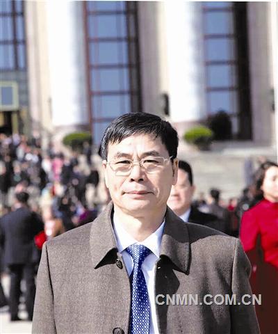 赖坤洪代表:发挥实体经济中流砥柱的作用