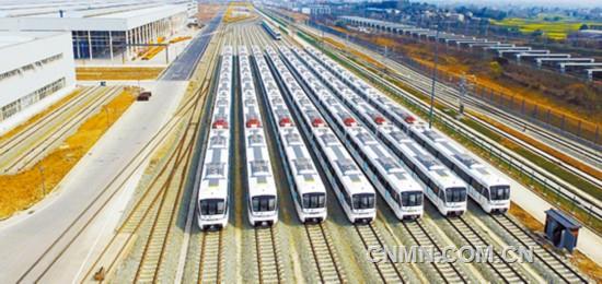 “成都造”A型铝合金地铁列车 整齐排列 整装待发