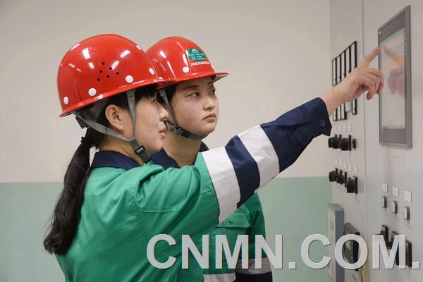 金川集团股份有限公司铜冶炼厂铜合成炉锅炉运行岗位职工以“精心操作、勤于调整”为原则，认真分析入炉物料成分、锅炉水循环以及汽包压力与蒸发量的对应关系，严密监控温度、压力、水位、管网等运行参数波动情况，为余热锅炉故障判断早期处置和锅炉系统稳定运行提供了保障。