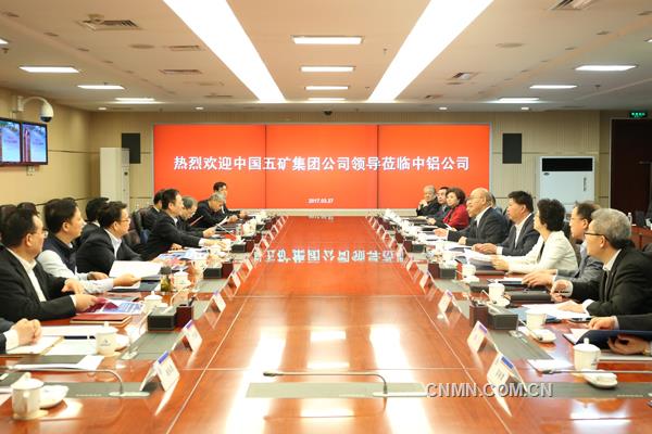 3月27日，中国五矿董事长、党组书记何文波，总经理、党组副书记国文清率团访问中国铝业公司（下称“中铝公司”），与中国铝业董事长、党组书记葛红林就全面深化改革、强化管理、瘦身健体、提质增效等共同关心的问题进行了深入交流和探讨。中国五矿领导董明俊、沈翎、李连华、李福利、冯贵权、卢卫东，中铝公司领导余德辉、刘才明、张程忠、刘祥民、刘建平、卢东亮等出席交流会。