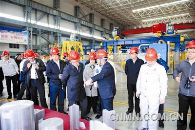 调研组一行参观南山铝业航材园150MN挤压厂。