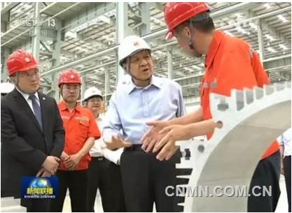 刘云山与员工亲切交谈