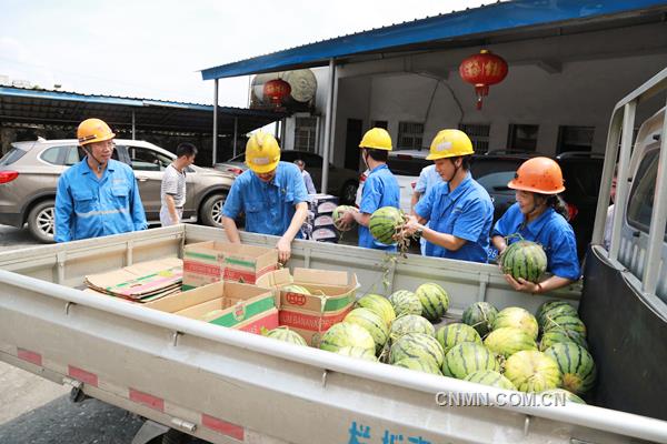 7月5日下午，高温炎热，铜陵有色集团公司安庆铜矿行政主要负责人任兴发、副矿长胡正才等带着新鲜的西瓜、矿泉水等饮料，来到正在更换副井首绳的该矿机运工区野外作业一线慰问职工。