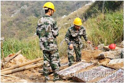 芳草无情绿意在 野外地勘劲正酣