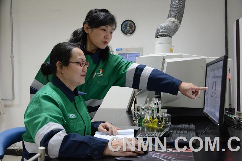 金川集团铜业有限公司研发中心中控分析一班，是一支战斗在铜与贵金属冶炼系统的“娘子军”。