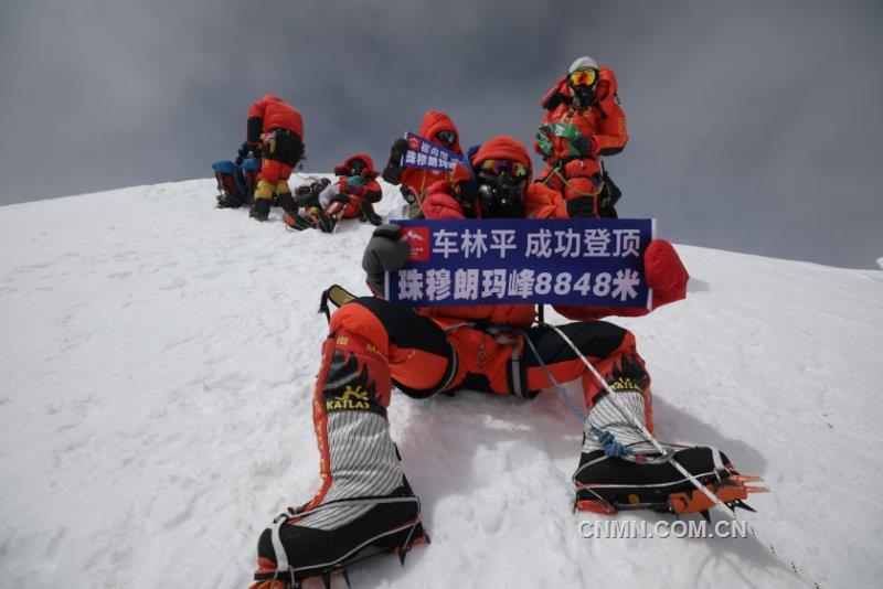 金川集团职工车林平成功登顶珠峰