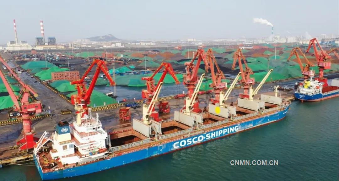 中铝几内亚博法项目首船铝土矿在日照港顺利接卸