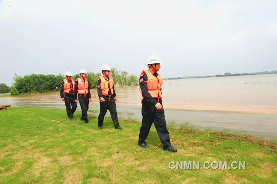 濒临长江的铜陵有色金隆铜业公司在抓好生产经营的同时，主动担负起国企的社会责任，指派经济护卫队每天在长江干堤上进行汛期安全巡逻。
