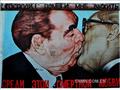 “兄弟之吻” 勃烈日涅夫与东德领导人昂纳克热吻像 涂鸦在柏林墙上