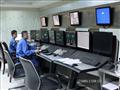 金隆铜业员工在大型监控操作室内
