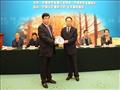 陈全训为中铝国际贸易有限公司总经理李东光颁发奖牌