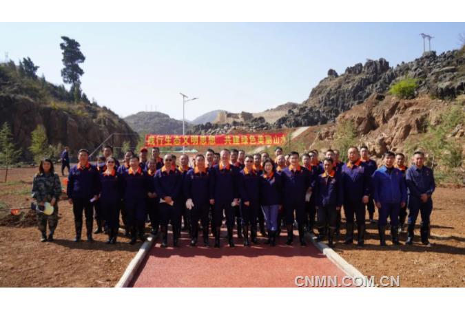云锡控股公司领导班子成员与矿山干部职工一起参加义务植树活动