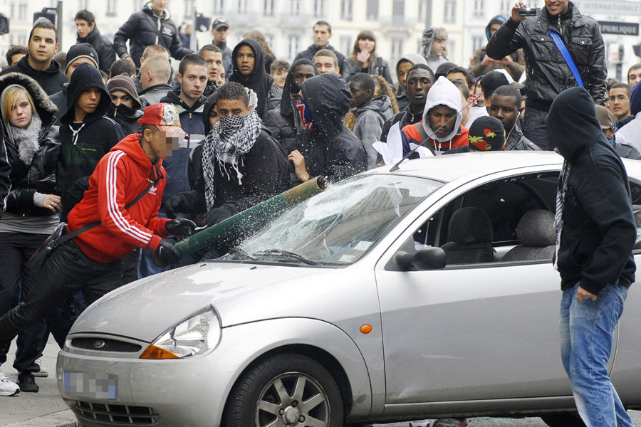 法国罢工演化成学生暴力冲突