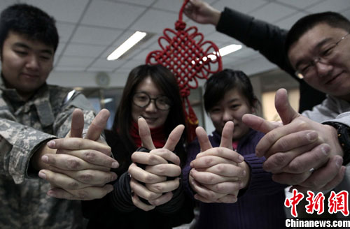 中国2011年风靡“兔手势”拜年