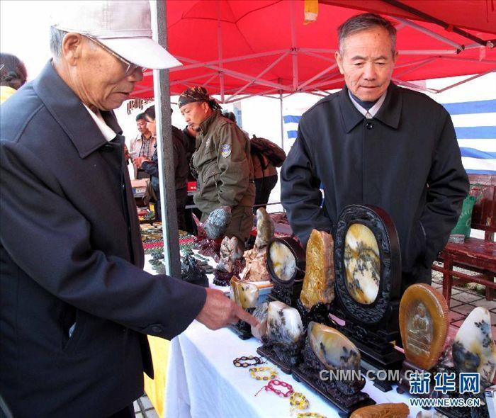 首届观赏石博览会暨奇石彩玉节在新疆阿勒泰举办