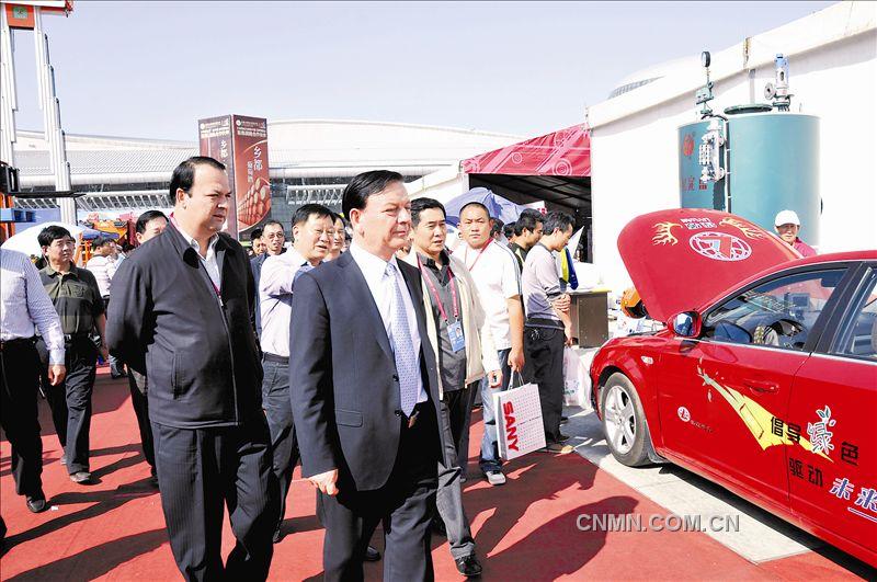 新疆有色集团携手中国锂源动力集团亮相亚博会 艾力更·依明巴海称赞锂电动力车