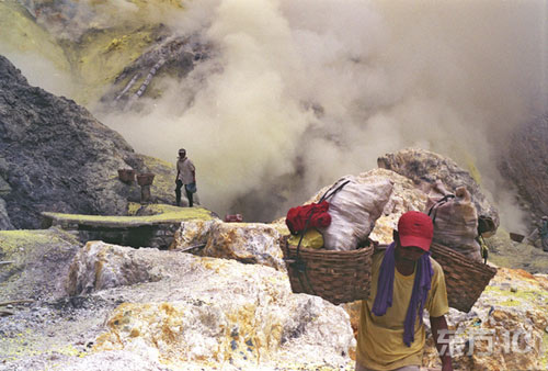 来自地狱的工作：爪哇硫磺采矿工人生存实录