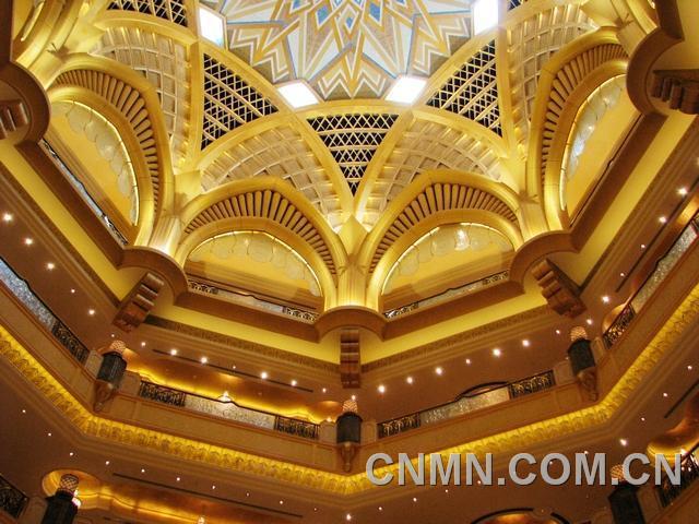 金碧辉煌！40吨黄金打造的八星级酒店 