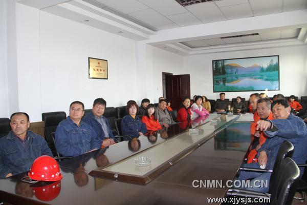 新疆有色铜镍矿党员干部收看自治区第八次代表大会实况 