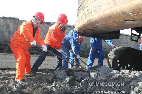新疆有色铜镍矿机关党员干部职工到冶炼车间义务劳动