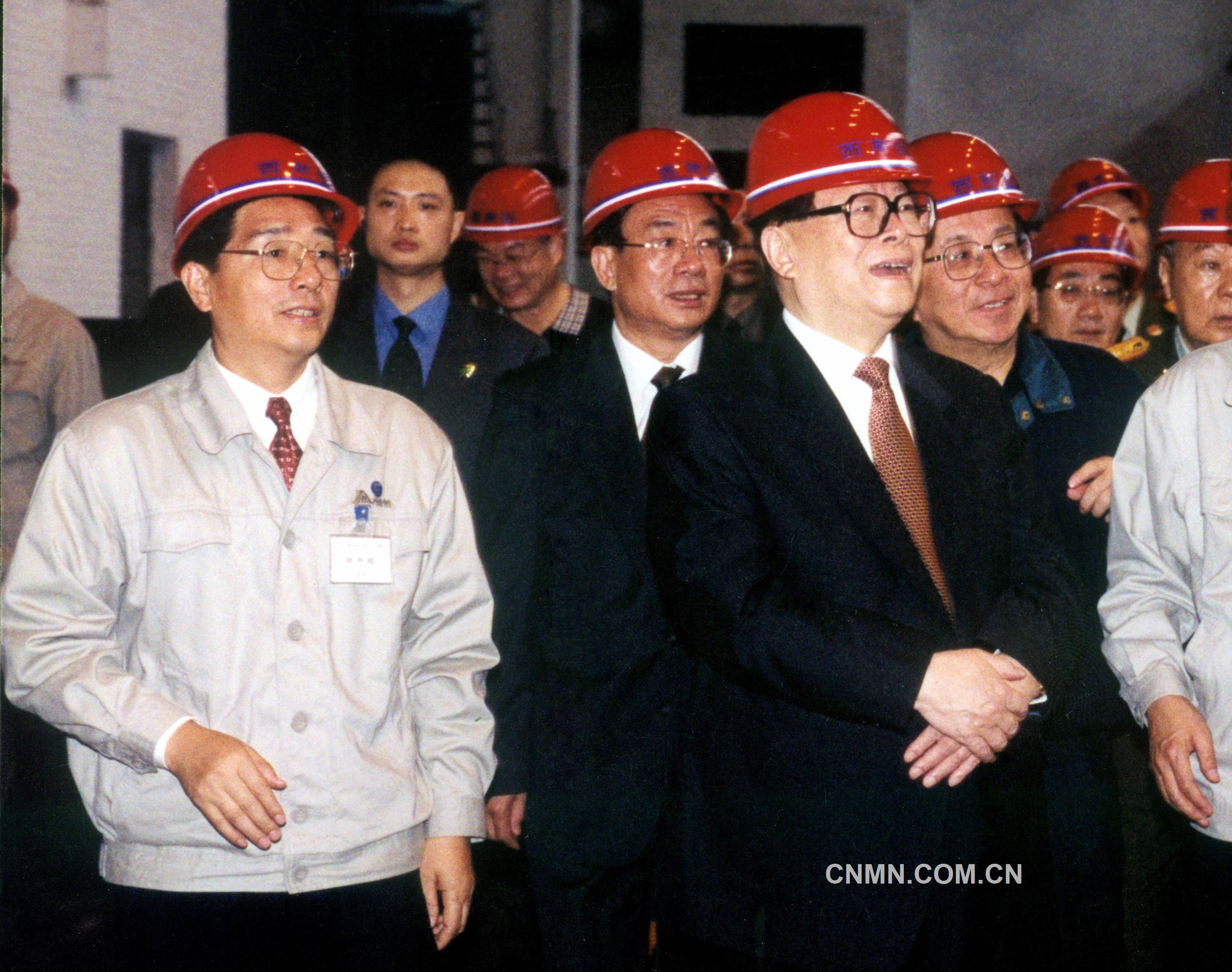 2002年5月22日，江泽民视察西南铝。（李影摄）