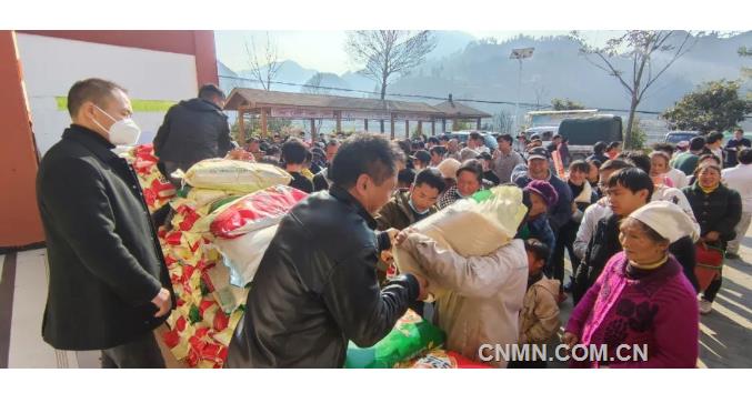 赫章鼎盛鑫矿业发展有限公司向2200户群众发放47.3万元新春慰问物品