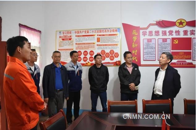 自然资源部地勘司一级巡视员唐正国到赫章县猪拱塘铅锌矿调研时强调 要当好地方地质找矿的主力军