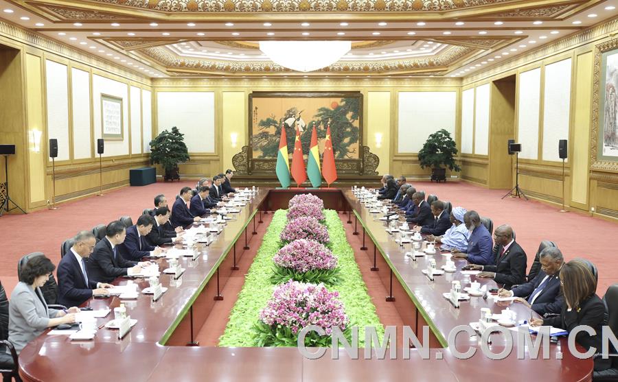 習近平同幾內亞比紹總統恩巴洛會談