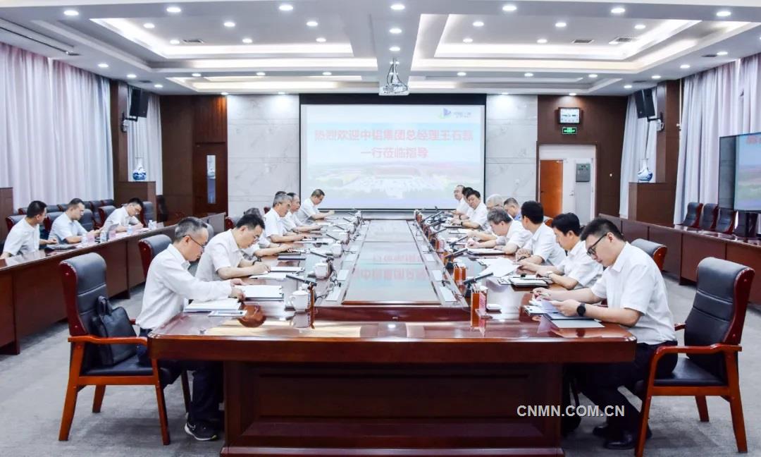 中铝集团党组副书记、总经理王石磊与中国一重党委书记、董事长徐鹏会谈