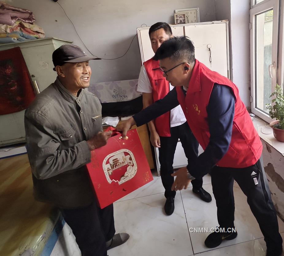 霍煤鸿骏综合服务中心党支部为社区百姓送中秋祝福