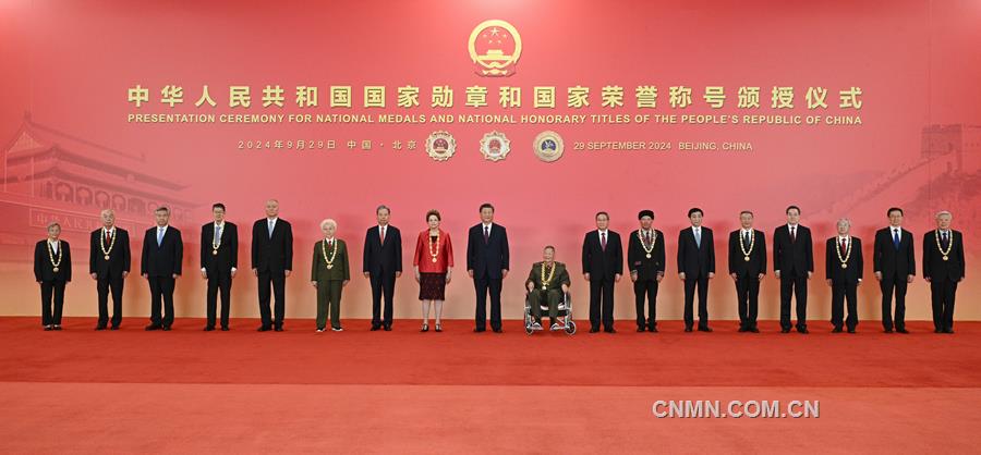 習近平向國家勳章和國家榮譽稱號獲得者頒授勳章獎章並發表重要講話