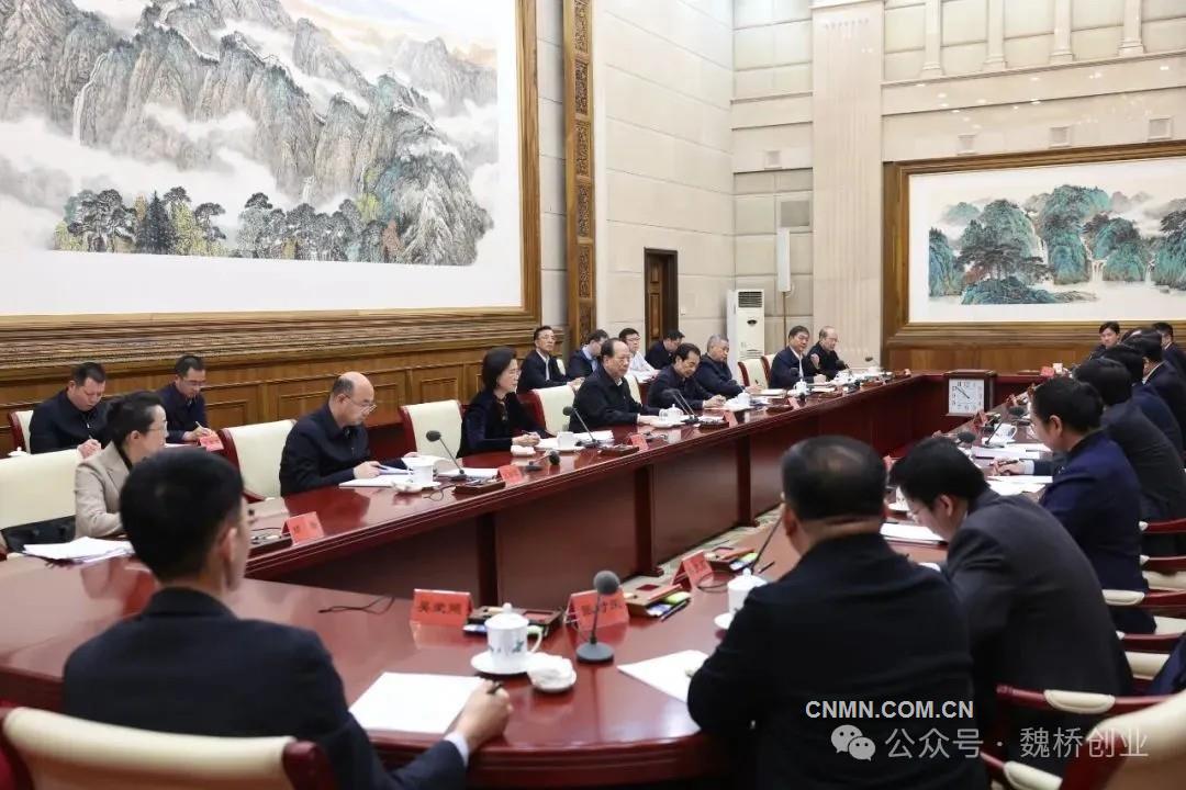 张波参加民营经济代表人士深入学习贯彻党的二十届三中全会精神座谈会