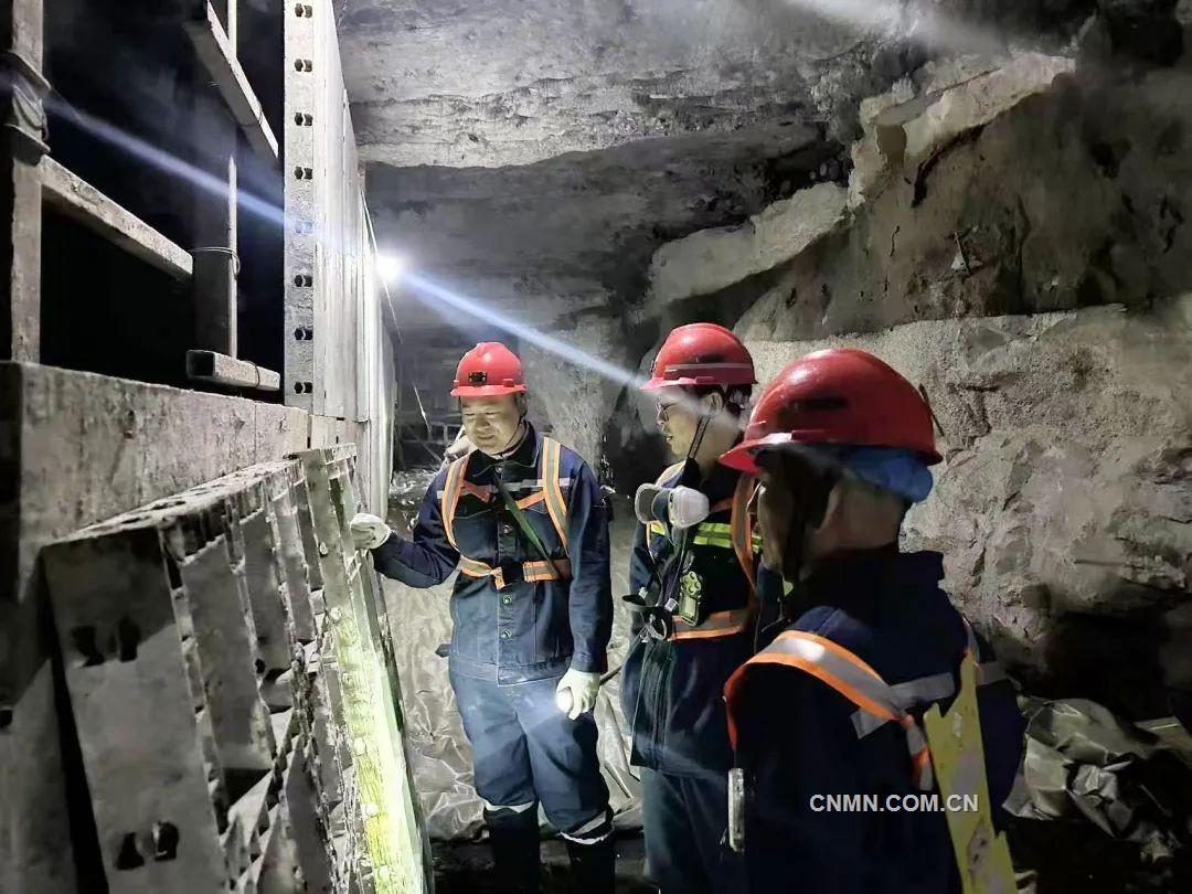 新鑫矿业副总工程师纪晓飞督导喀拉通克重点项目建设。马如成摄