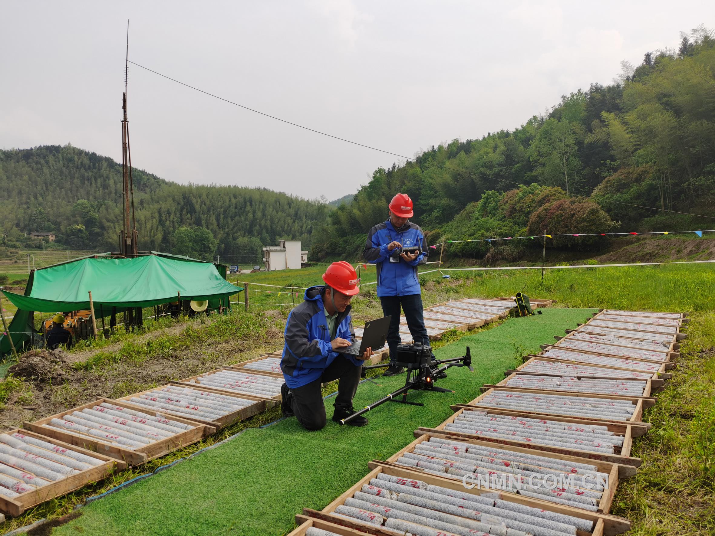 江西地质-物化探大队队员正在开展低空无人机航磁作业。