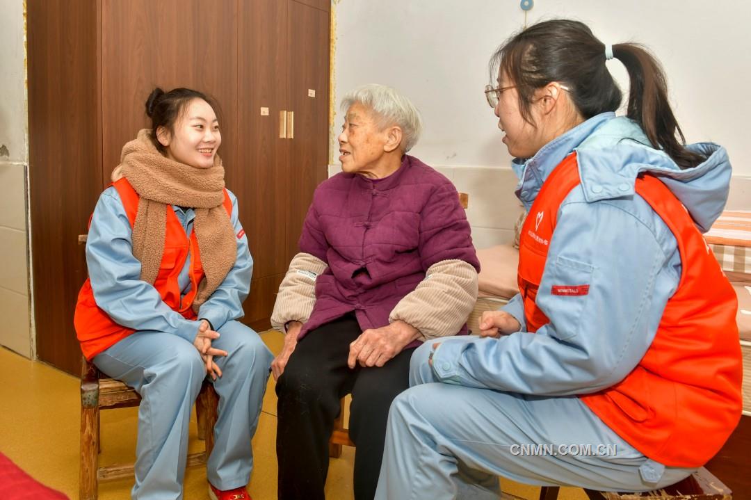 青年陪老人唠家常