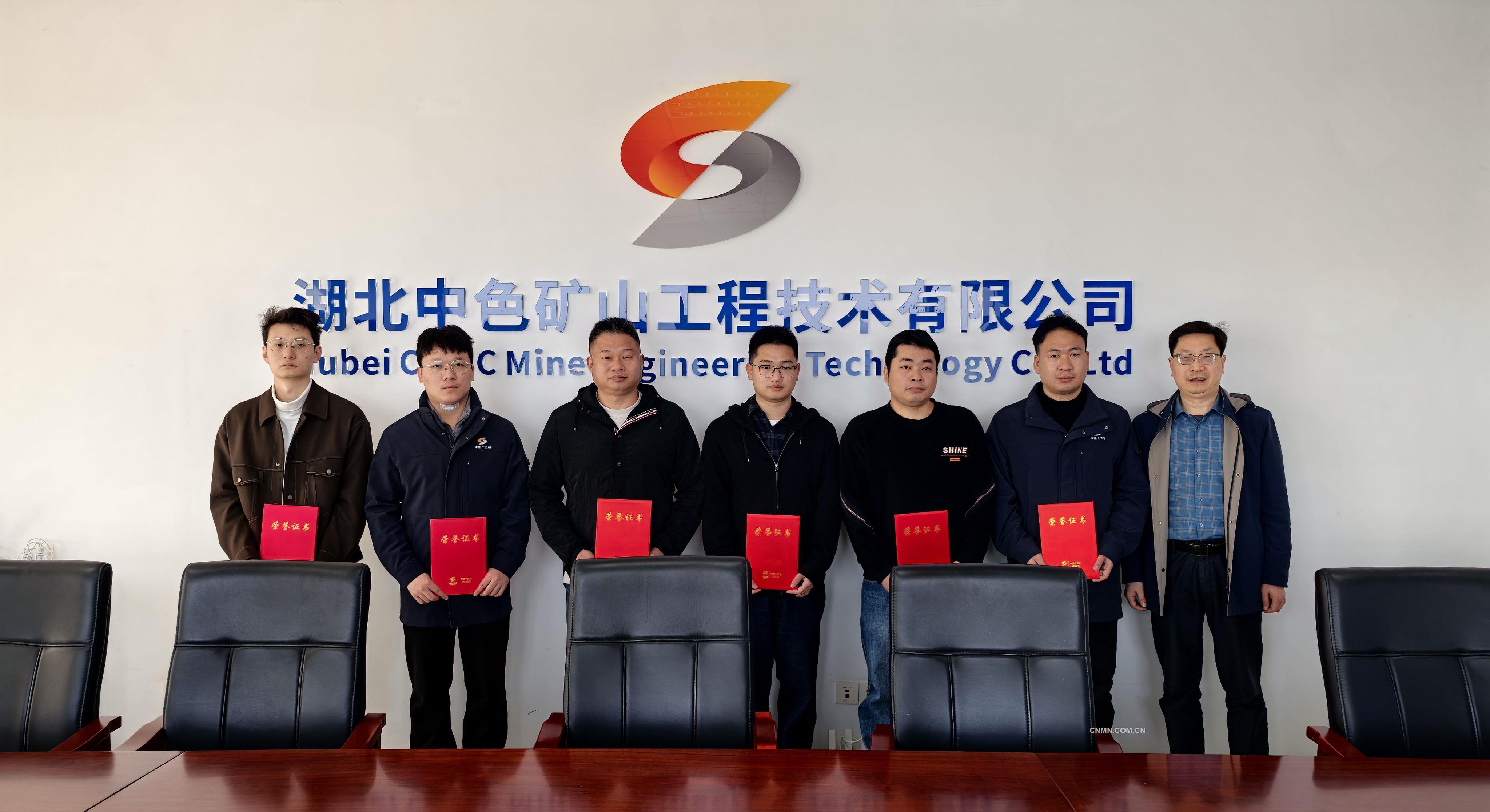 图为为无偿献血职工颁发荣誉证书(1)