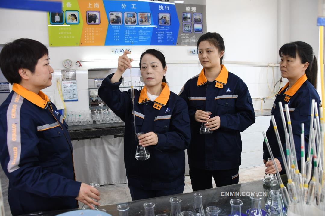 “韧劲”的传承与彰显——记郑州铝业技术质量中心化验分析站溶液班组