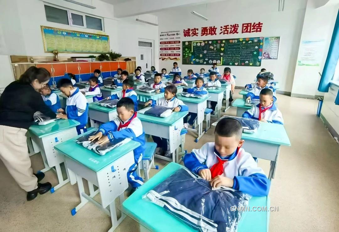 中铝集团向青海省海晏县捐赠430套全铝课桌椅