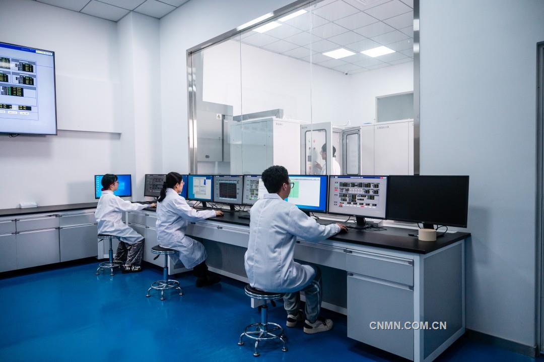 研究人员使用高通量催化测试设备对催化剂性能进行测试