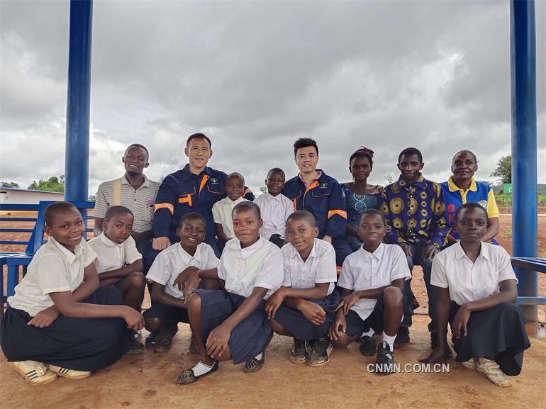 卡卢班巴小学师生合影faculty and students at kaluambana primary school​