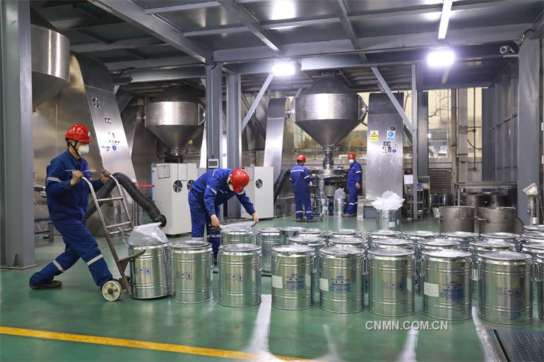 金钼集团金属分公司4n钼粉包装作业现场